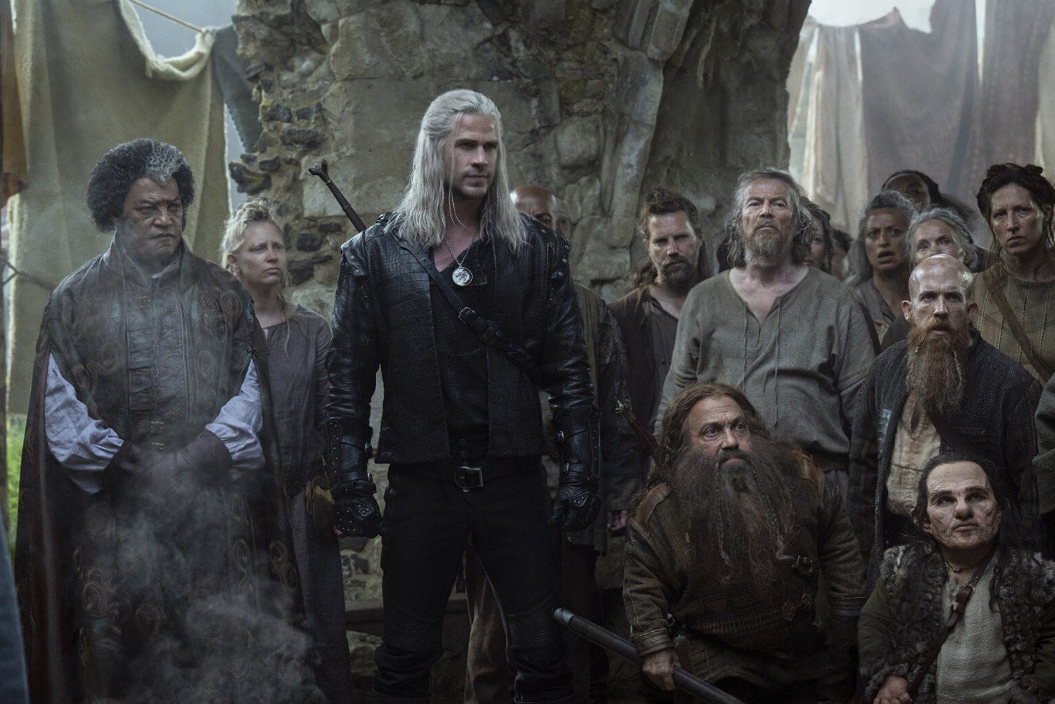 Одна из самых запоминающихся сцен в «Крещении огнем» — суд над простыми крестьянками, которых объявили ведьмами, — в сериале выглядит слишком наигранно. И в этом отчасти вина Хемсворта