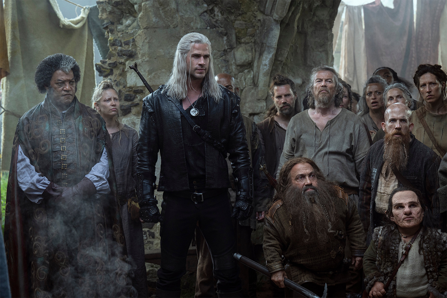 Лиам Хемсворт в сериале, к сожалению, идет по пути Генри Кавилла и привносит мало своего