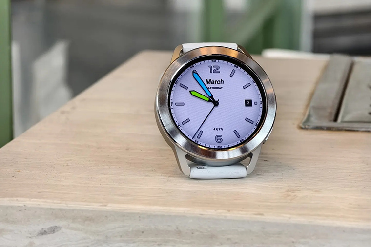 Это Xiaomi Watch S3. У них полностью круглый корпус и только две кнопки. Источник: forbes.com