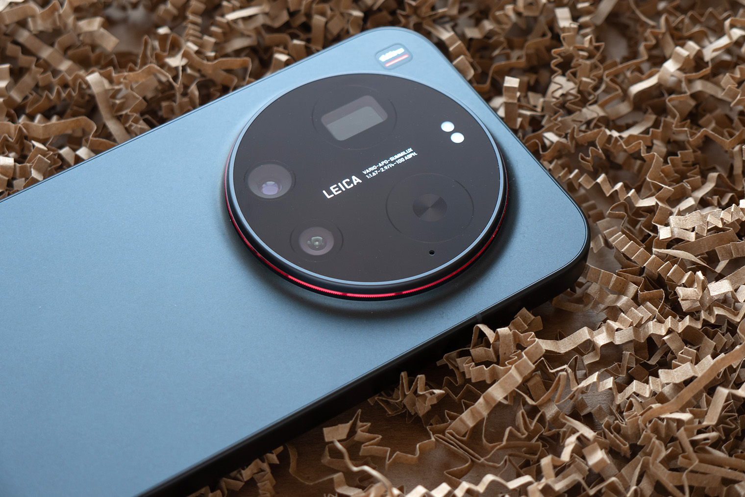 Xiaomi 17 Ultra смотрится строго: нейтральные цвета, полностью матовый корпус, прямые грани