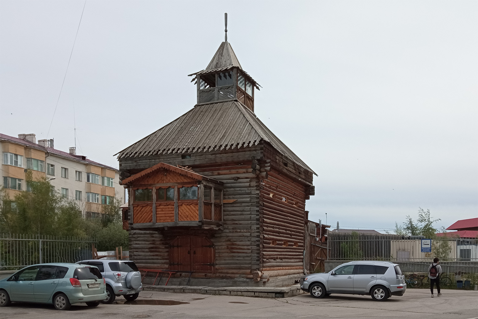 От Ленского острога осталась надвратная башня — символ Якутска. Она стояла на территории краеведческого музея, но в 2002 сгорела. В том же году точную копию башни поставили в квартале Старый город