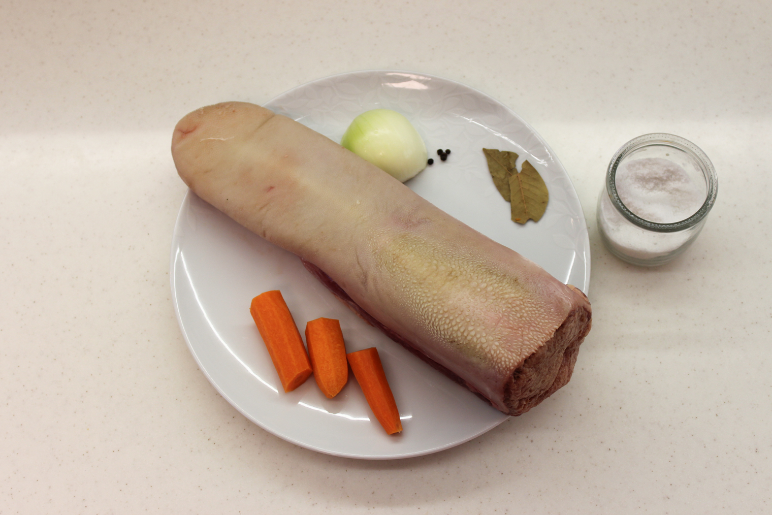 Ингредиенты для говяжьего языка. Из инвентаря понадобится только глубокая кастрюля. У меня — объемом 2 литра