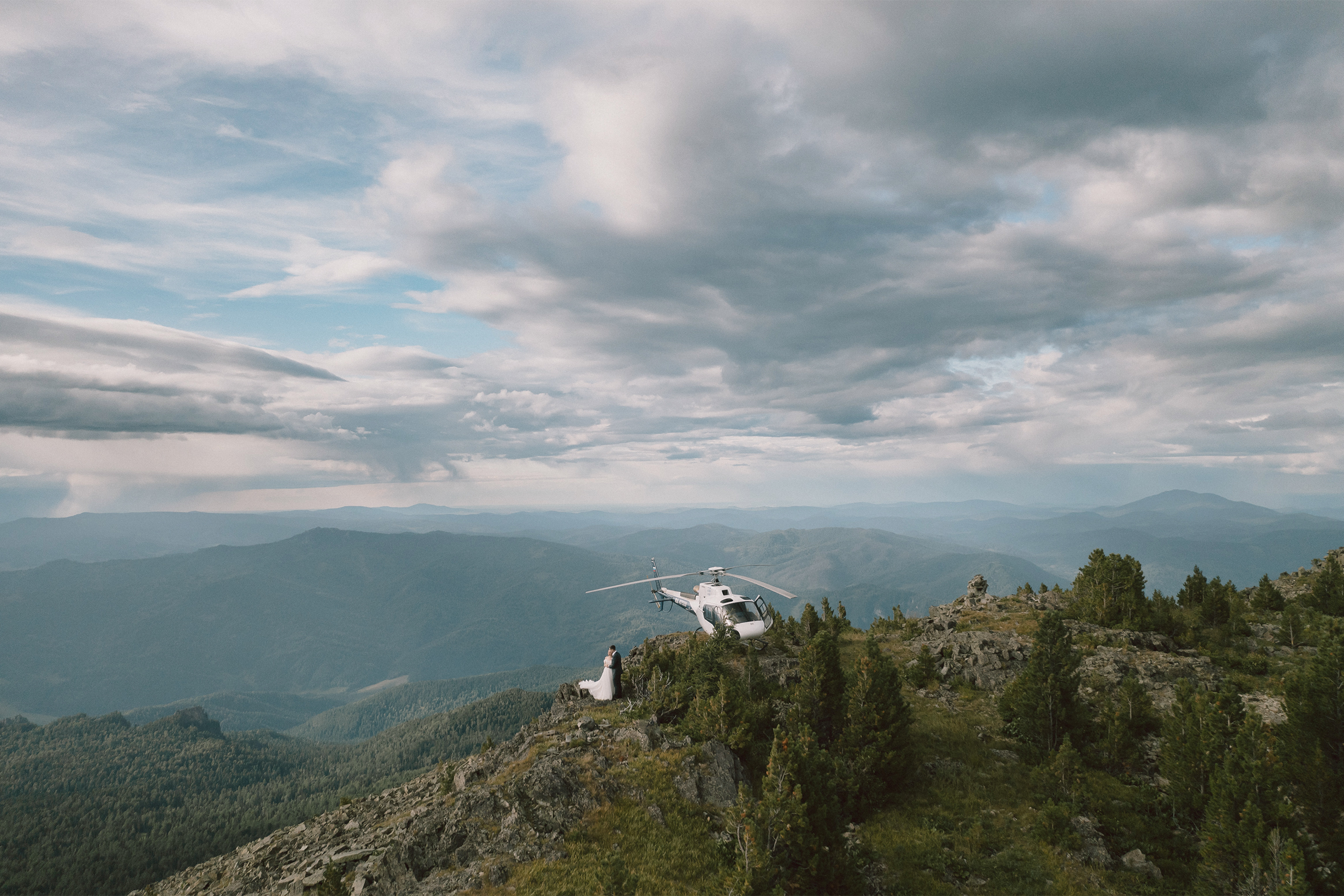 Мы придумывали интересные выездные регистрации: наши клиенты женились и в горах, и на ледниках