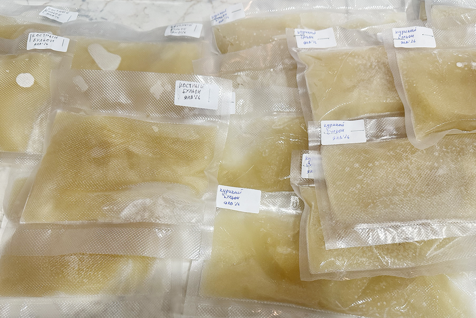 Бульон в пакетах по 250 мл — удобно хранить и размораживать нужное количество порций