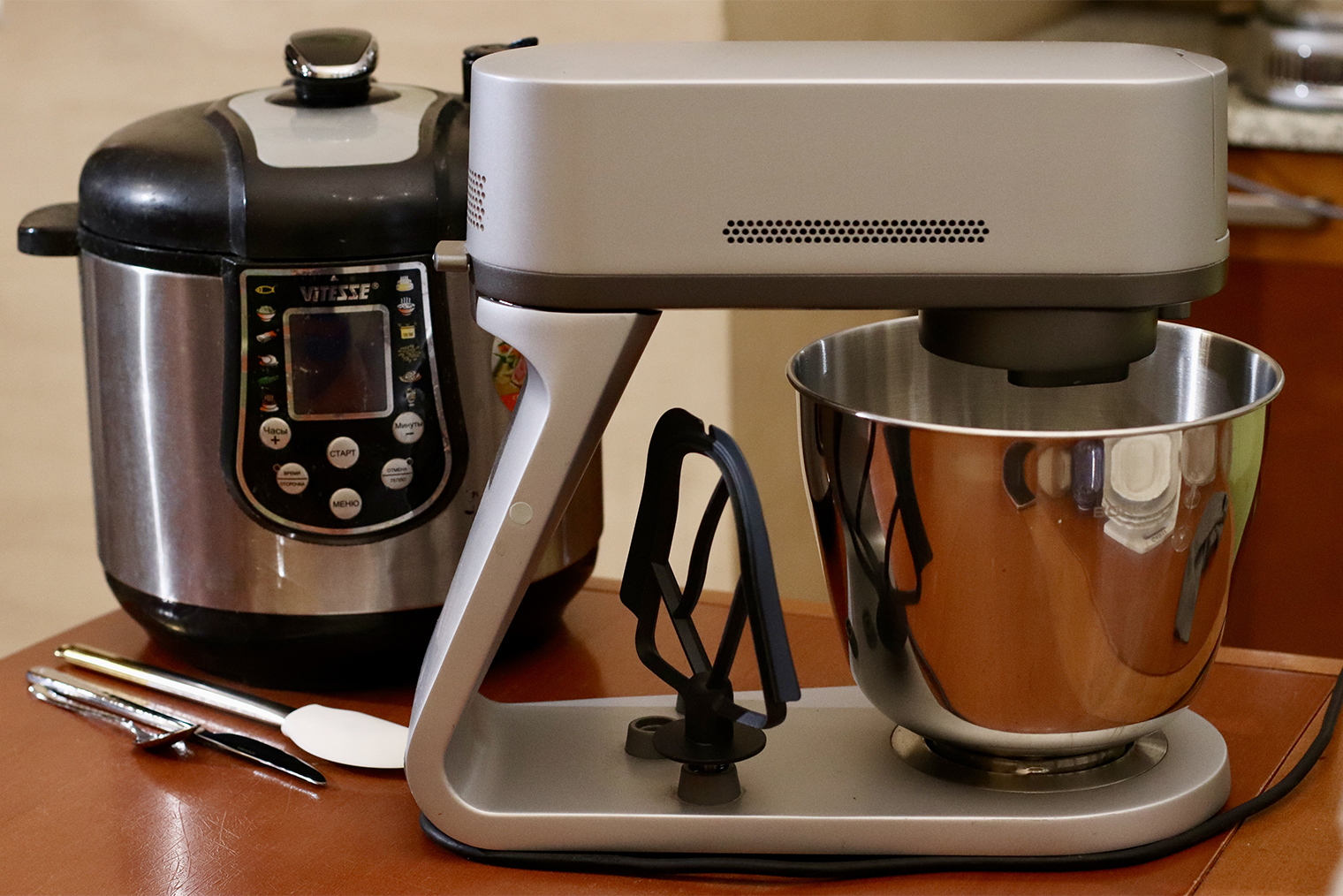 Из инвентаря понадобятся мультиварка и планетарный миксер. Если такого нет, сгодится погружной блендер с насадкой-венчиком или обычный венчик