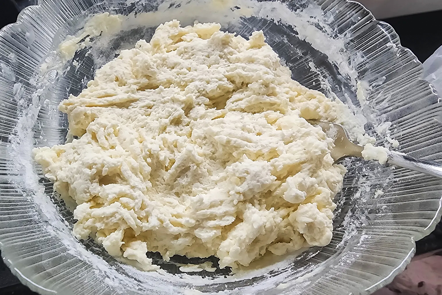 Нужна плотная консистенция теста, как на сырники, чтобы оно не текло и из него можно было сделать шарики. Если добавляю йогурт, муки кладу побольше