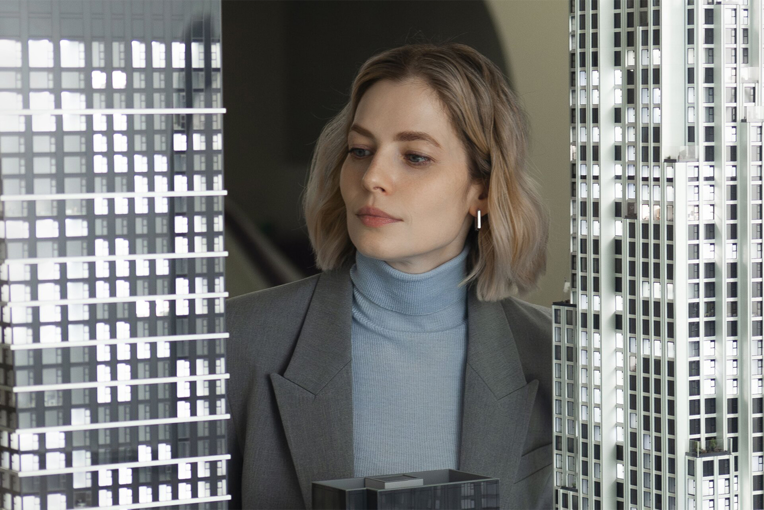 Юлия Снигирь в новом сезоне становится блондинкой. Это символизирует переход в иное качество: Надежда теперь встречается с другим мужчиной и вообще держит курс на «порядочных»