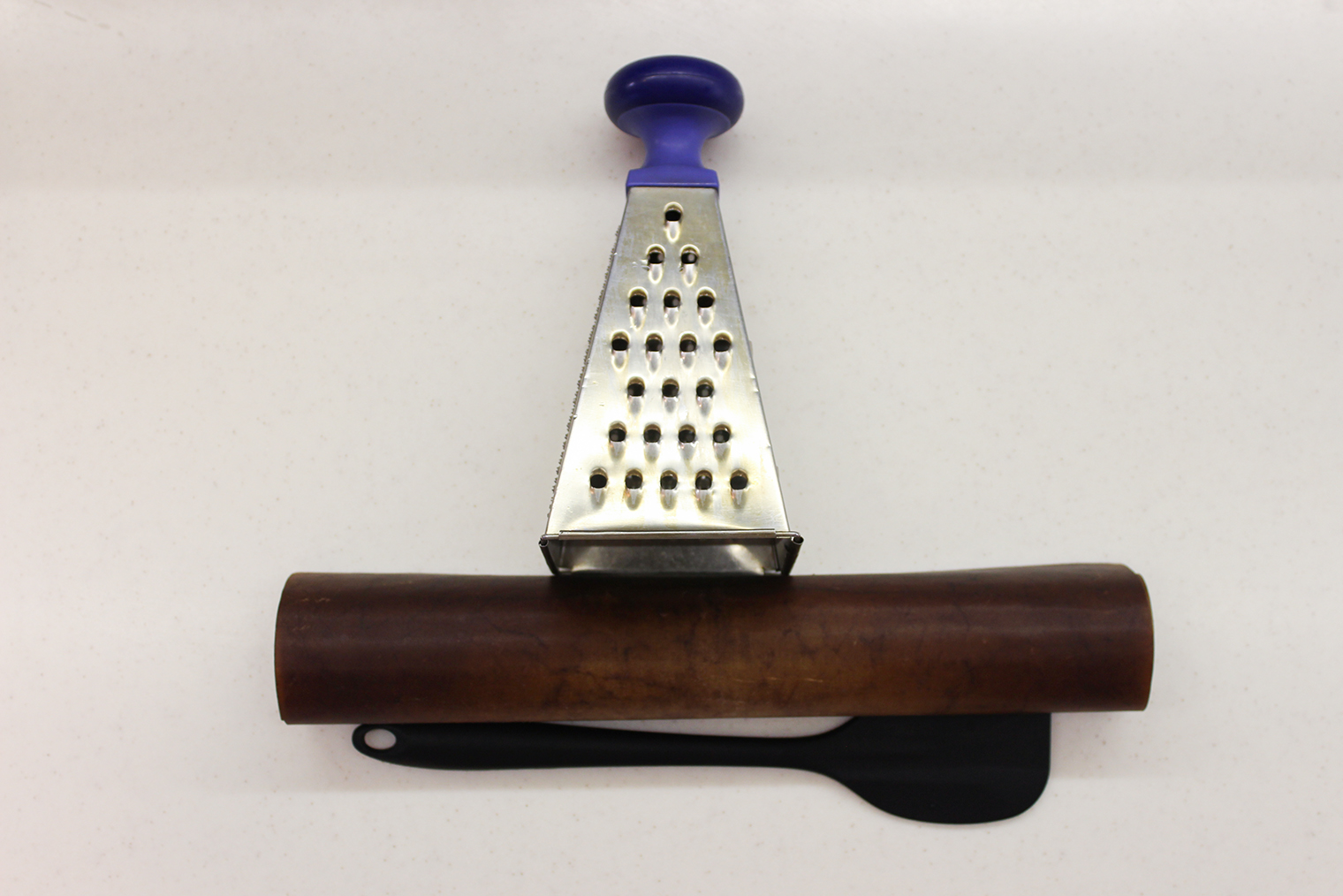 Из инвентаря понадобится крупная терка, бумага или коврик для выпечки и лопатка