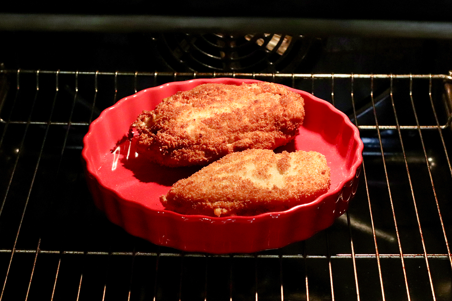 Когда корочка станет коричнево-золотистой и румяной, можно доставать