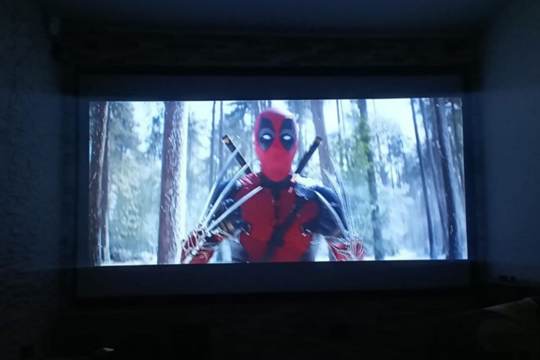 Смотрим «Дэдпула и Росомаху» в домашнем кинотеатре друга