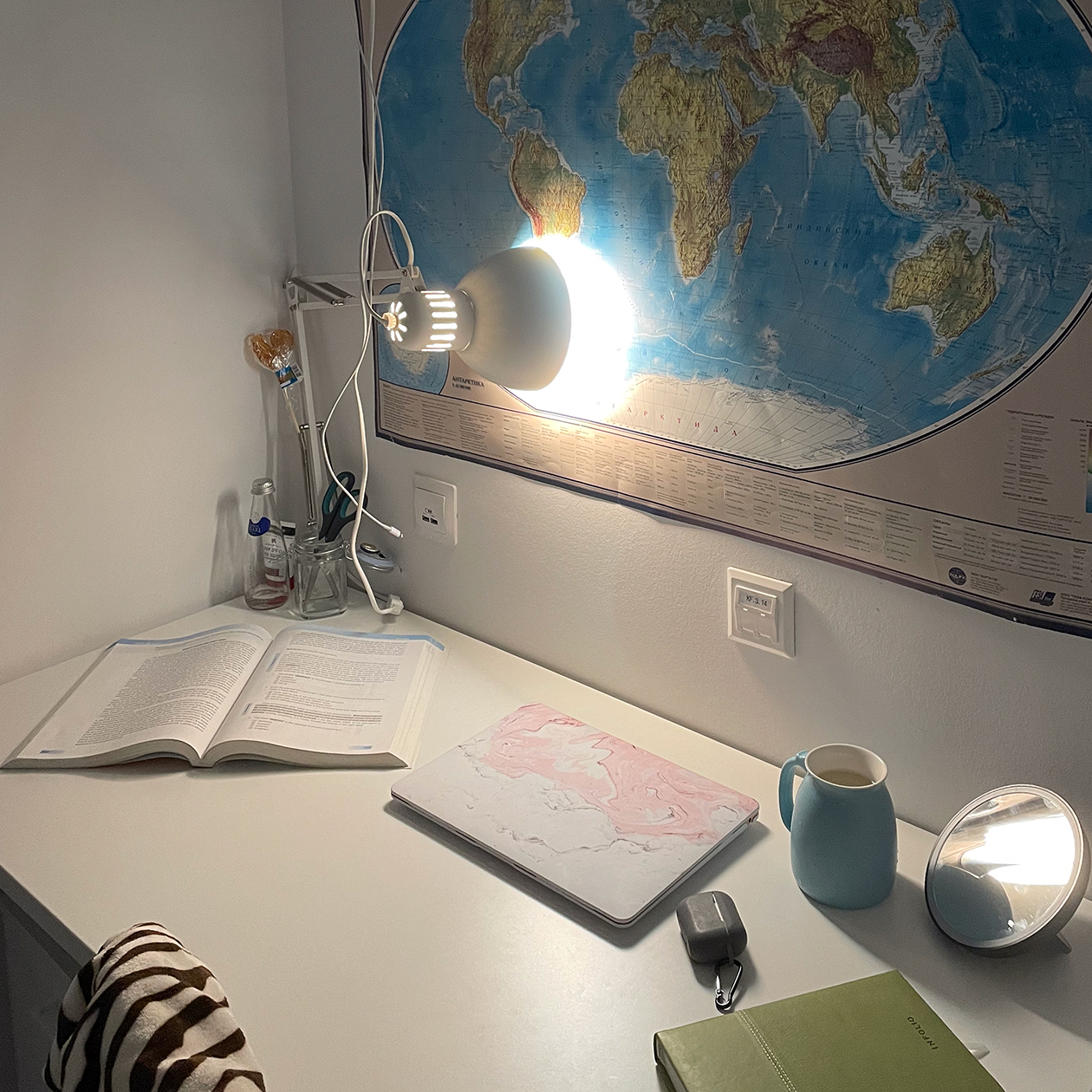 Мой рабочий стол в общежитии в старшей школе