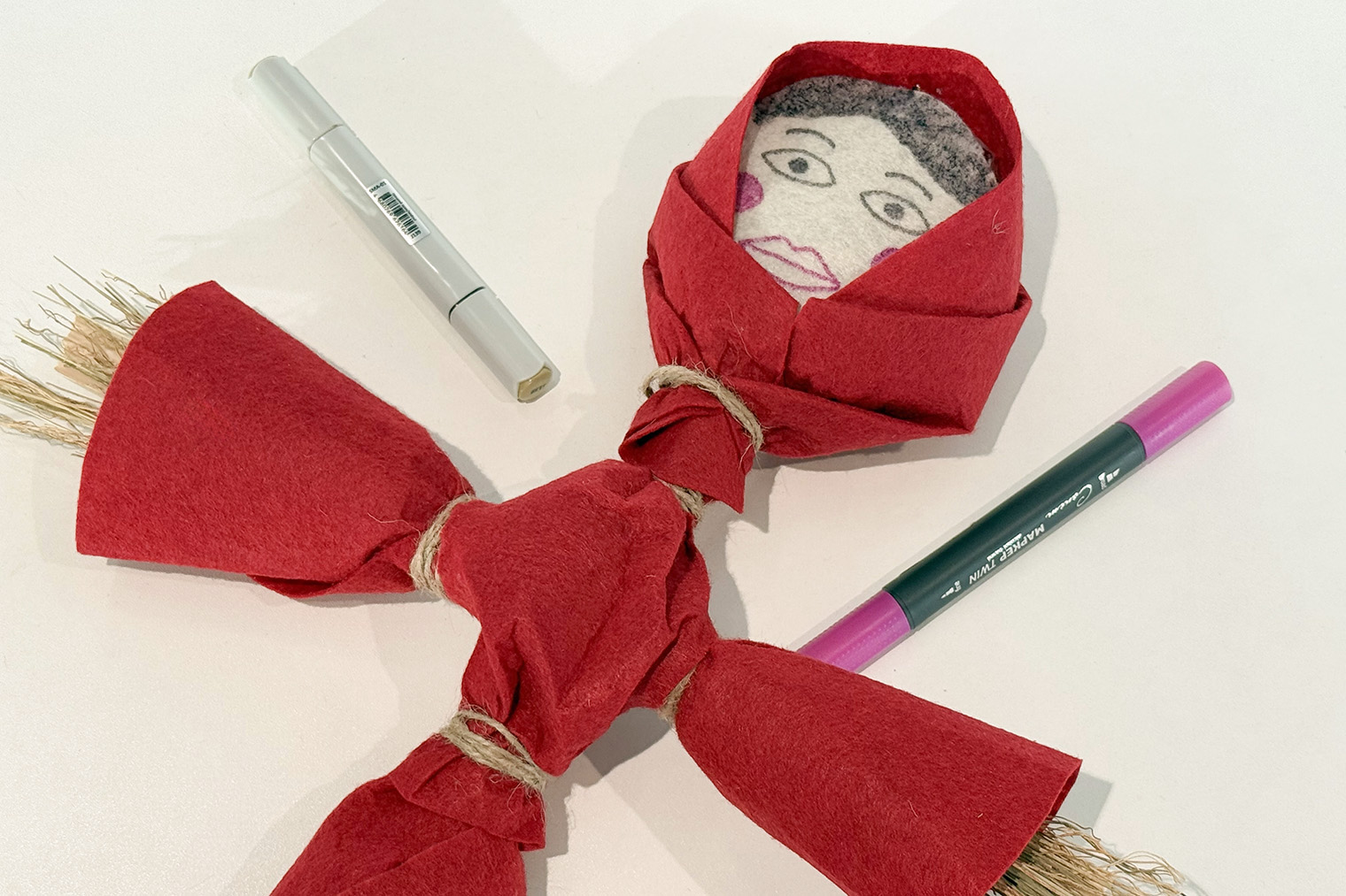 Заправил его в косынку