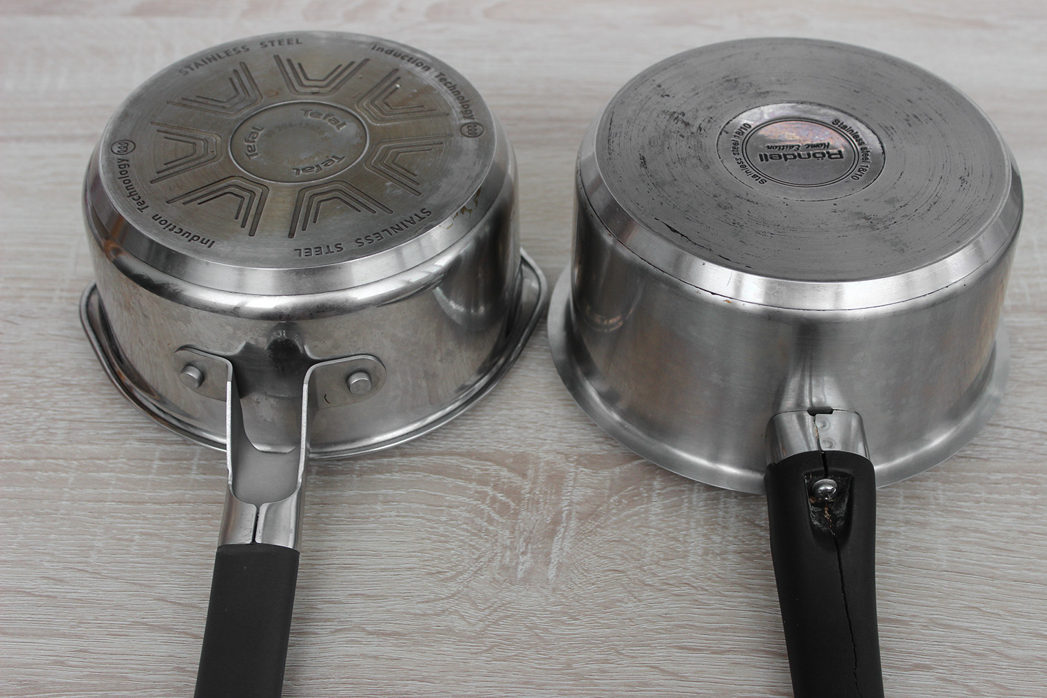 Два сотейника с разным креплением ручек: слева — на двух клепках, справа — на одной. Первый вариант более надежен и прослужит дольше, потому что нагрузка на узел лучше распределяется. © Галина Назарова