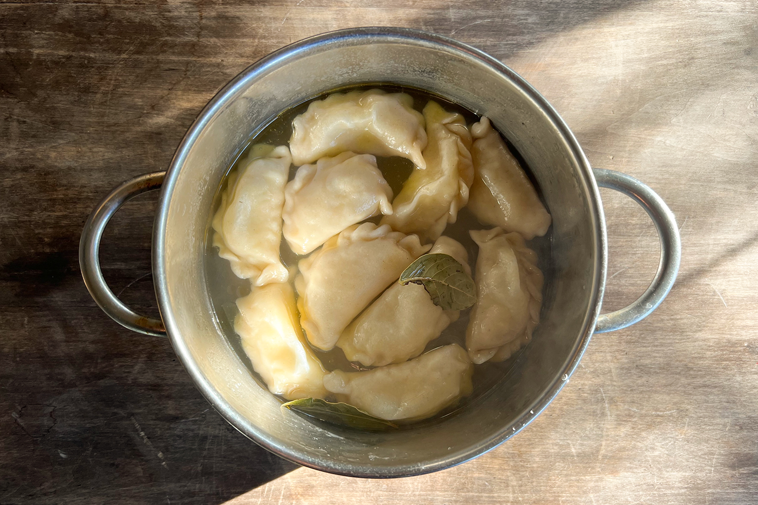 Замороженные вареники варите вдвое дольше — примерно 10—12 минут