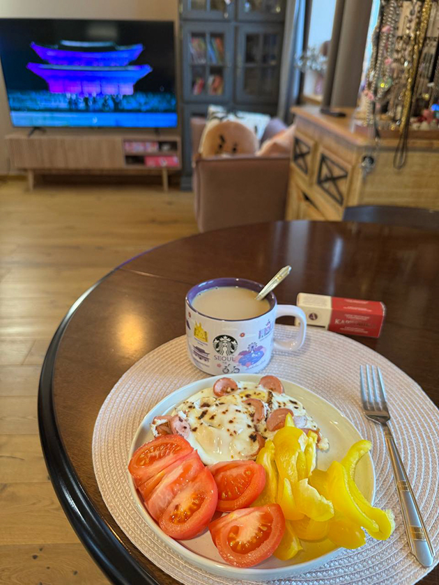 Завтракаю и смотрю выступления BTS, которые предлагает «Ютуб»