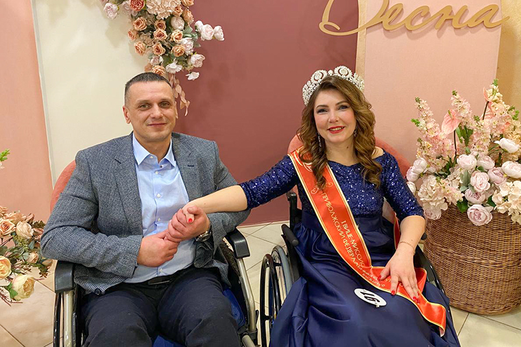 В 2024 я стала первой вице-миссис «Инклюзия» Приволжского федерального округа — конкурса красоты среди женщин с инвалидностью. Когда на меня надели корону, я заплакала от счастья. Еще десять лет назад я не могла даже представить, что выйду на сцену вместе с десятками красивых женщин, получу награду и услышу аплодисменты целого зала