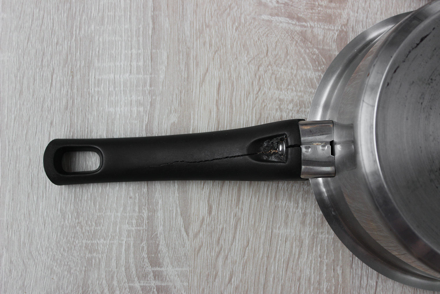 Пластиковая ручка сотейника треснула посередине от интенсивного использования. Посуда была в работе 14 лет. Ее по⁠-⁠прежнему можно использовать, подтянув винт. Но не стоит готовить в ней что⁠-⁠то тяжелое, чтобы она не сломалась окончательно. © Галина Назарова