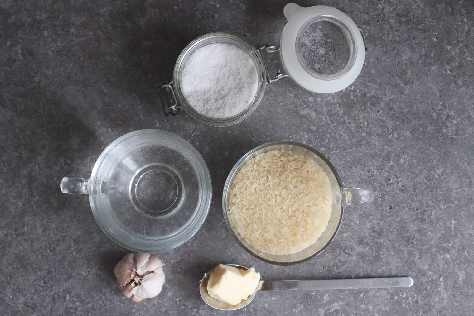 Мои ингредиенты для риса на гарнир: шлифованный пропаренный длиннозерный рис, вода, чеснок, сливочное масло, соль
