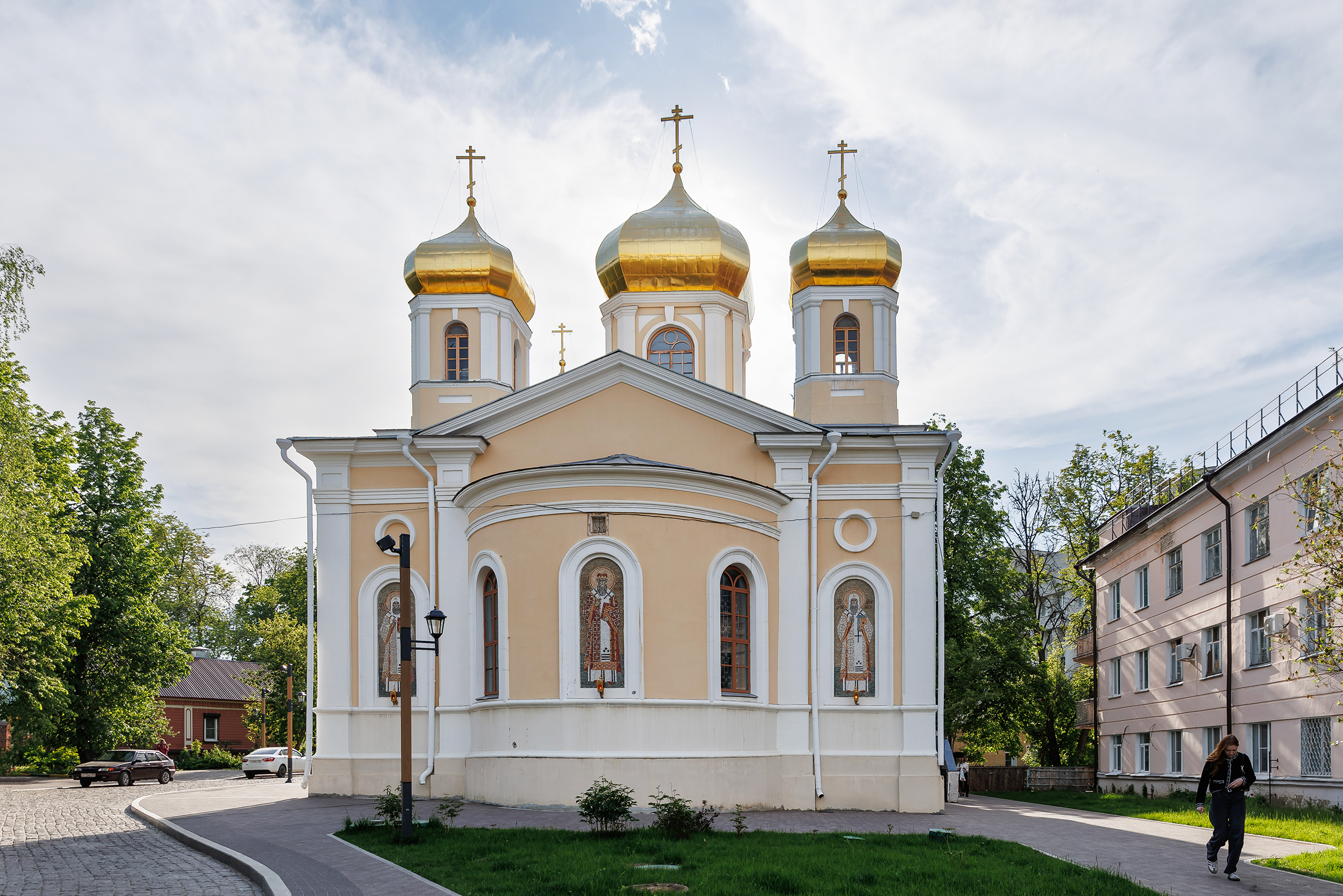 Пятиглавый храм в русско-византийском стиле пережил многолетнюю реставрацию, во время которой восстановили фрески в стиле мастеров московской школы иконописи 15–16 веков. Также восстановили мозаичные панно на фасаде церкви