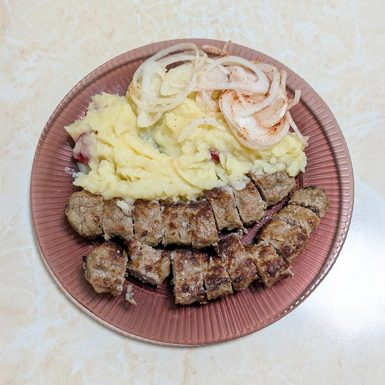 Сегодня съем только молотый шашлык и пюре от шницеля, пока все свежее. А на завтрашний ужин оставлю сам шницель и две самсы с картошкой, тем более что после тренировки буду голодный