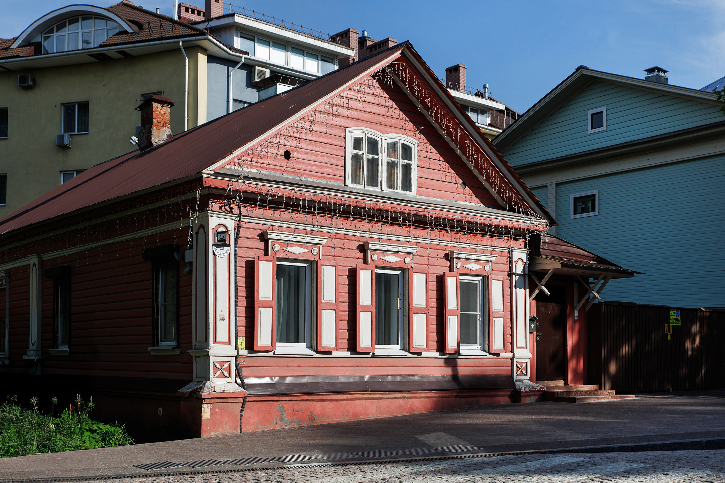 Дом мещанина Павла Бибихина 1876 года постройки не такой роскошный, как соседние усадьбы: это типичное небольшое жилое здание с чертами русского народного зодчества. По неподтвержденной версии, в нем однажды останавливался Леонид Андреев. Здание отремонтировали силами волонтеров «Том Сойер феста»