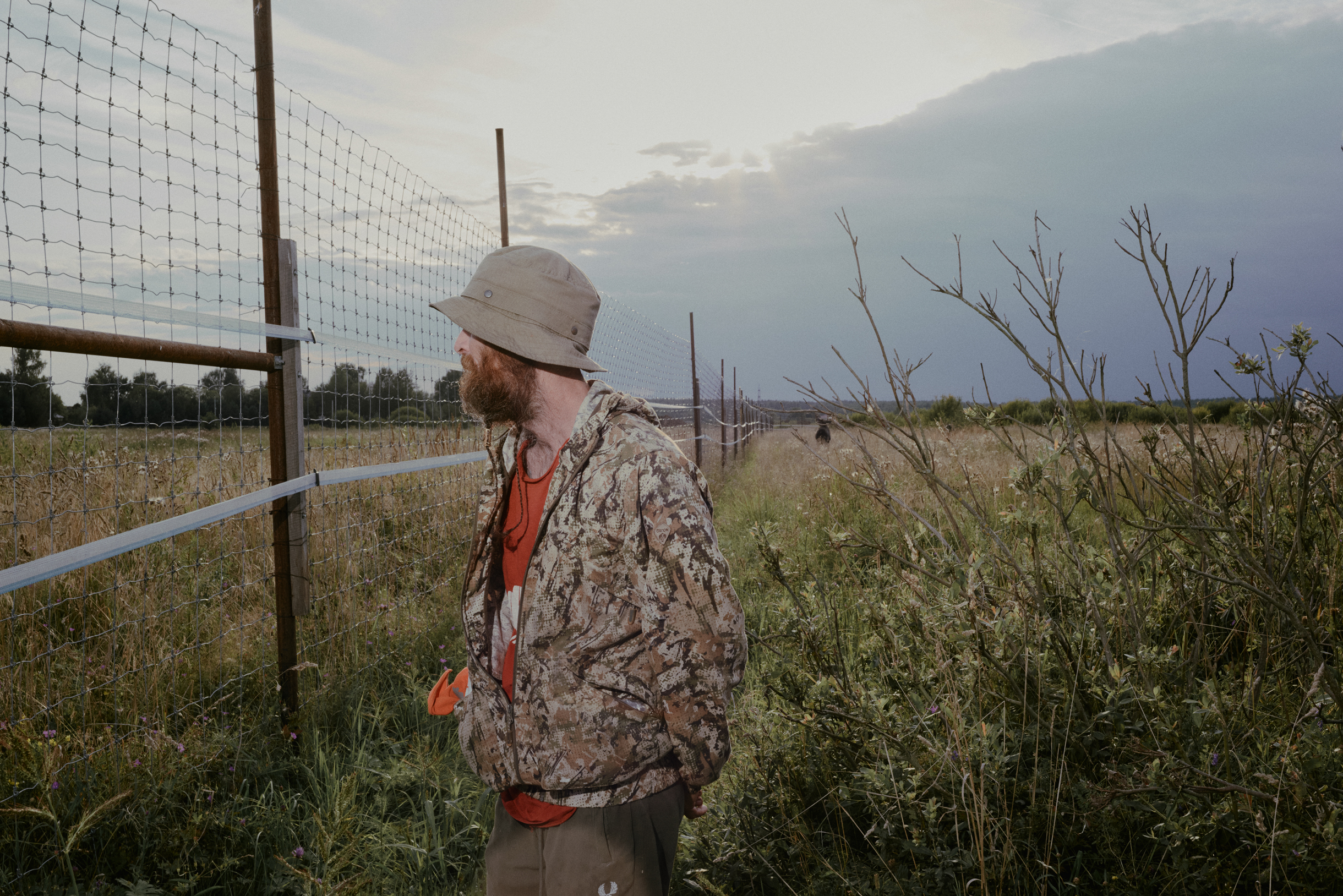 У Артура нет большой команды — он занимается проектом один. Но часто ему помогают друзья — например, если нужно последить за лосятами. Если животное заболело, в центр приезжает ветеринар