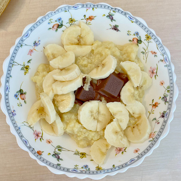 Поздний завтрак или ранний обед — каша с бананом и шоколадом