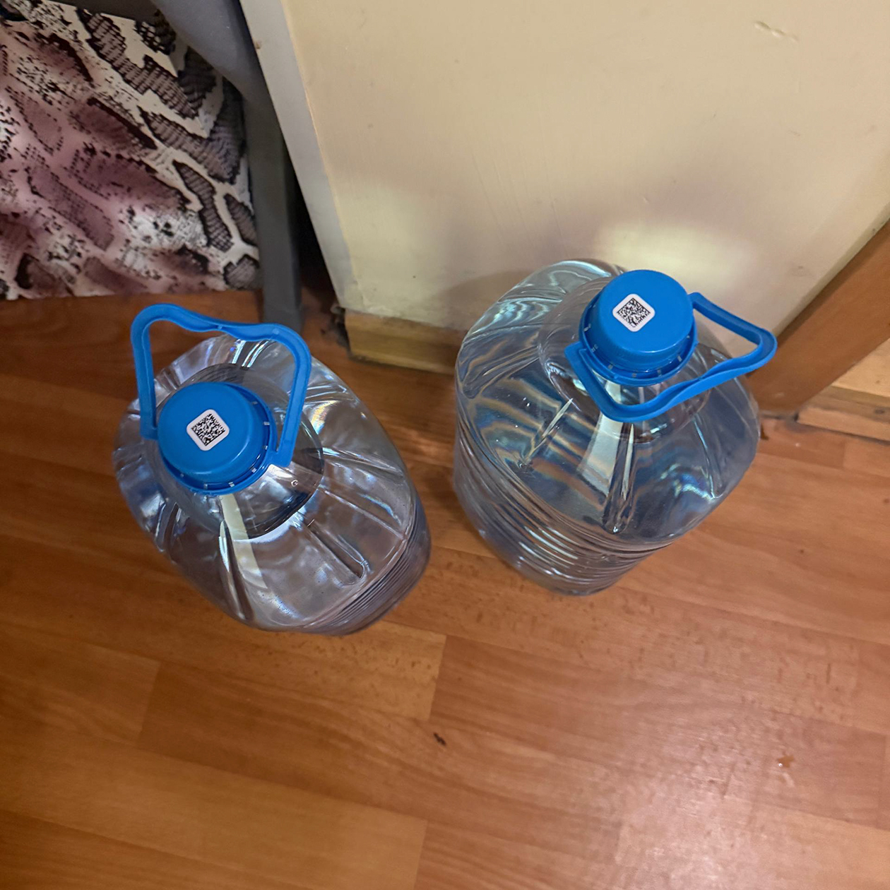 Купил воды для Н., проснется — заберет бутылки