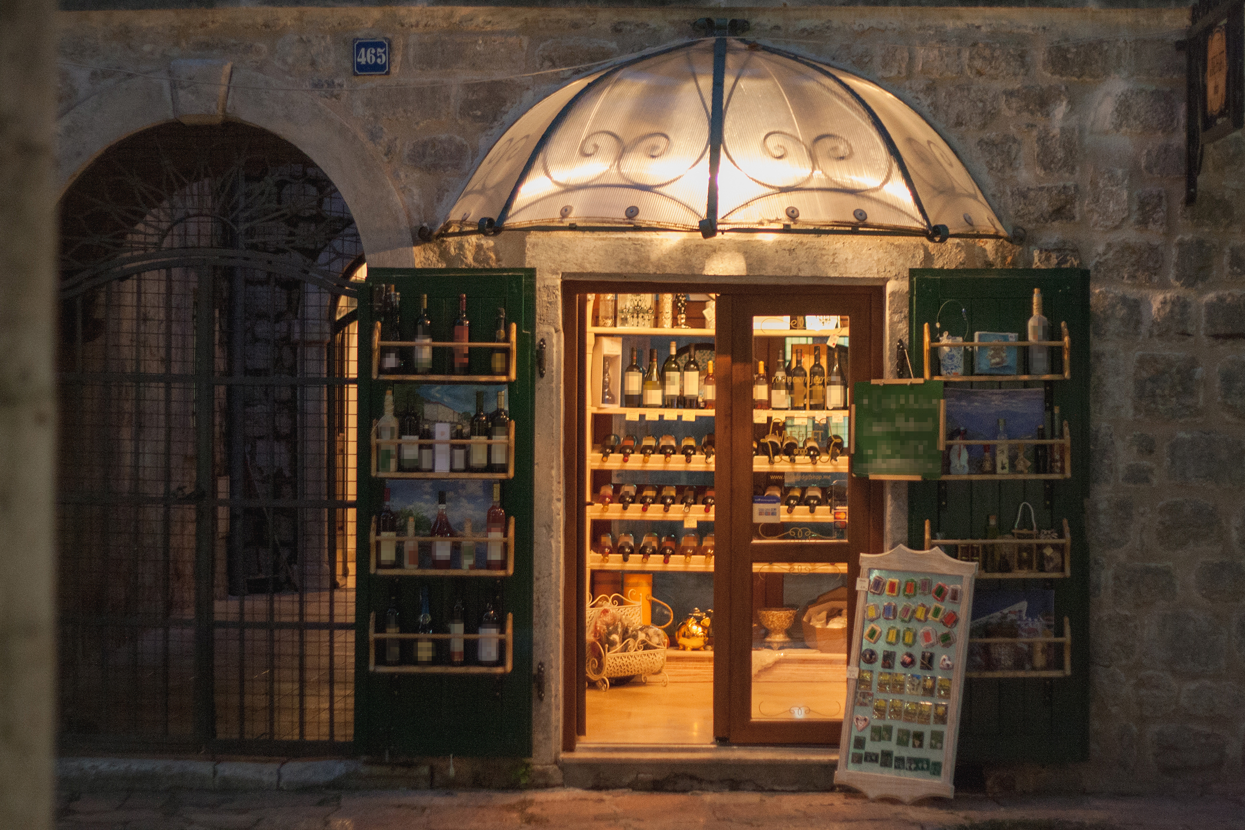 Ужинала в ресторанчике на открытом воздухе. Все-таки день в ноябре короткий, прогулка по Старому городу и подъем в гору — все, что я успела в Которе