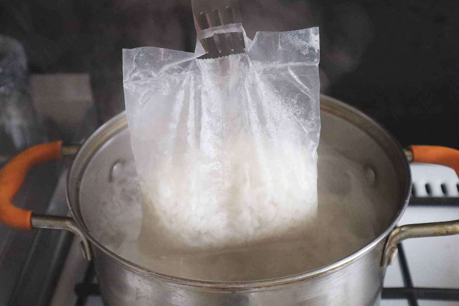 Если варите рис в пакетиках, воду отмерять не нужно: достаточно, чтобы она покрывала пакет. Но размер порции подходит не всем — может остаться лишний рис