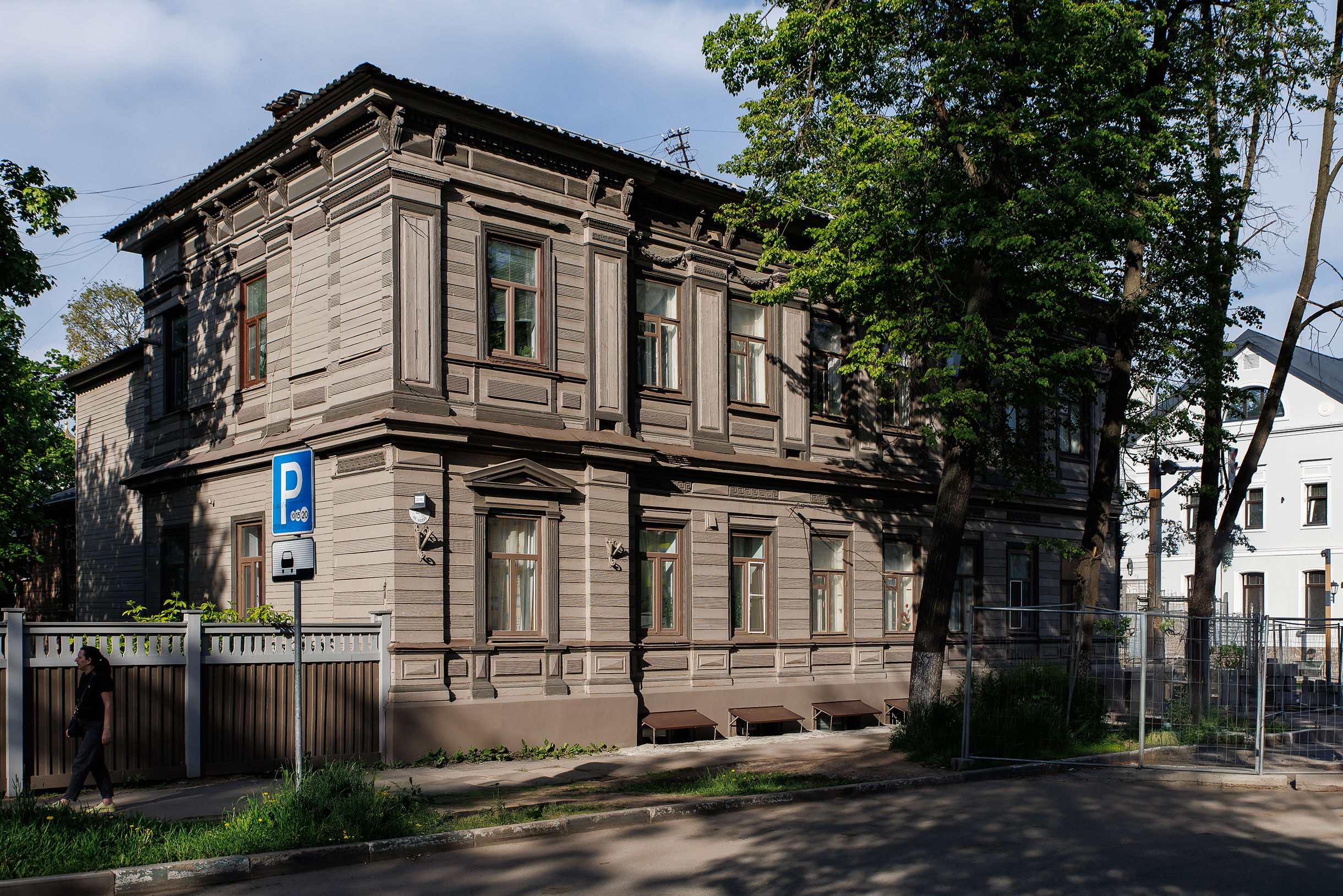 Главный дом усадьбы городового архитектора Владимира Лемке — пример деревянного дома, притворяющегося каменным. Его украшают деревянные пилястры, наличники с колонками, карниз и кронштейны, которые обычно встречаются на оштукатуренных постройках
