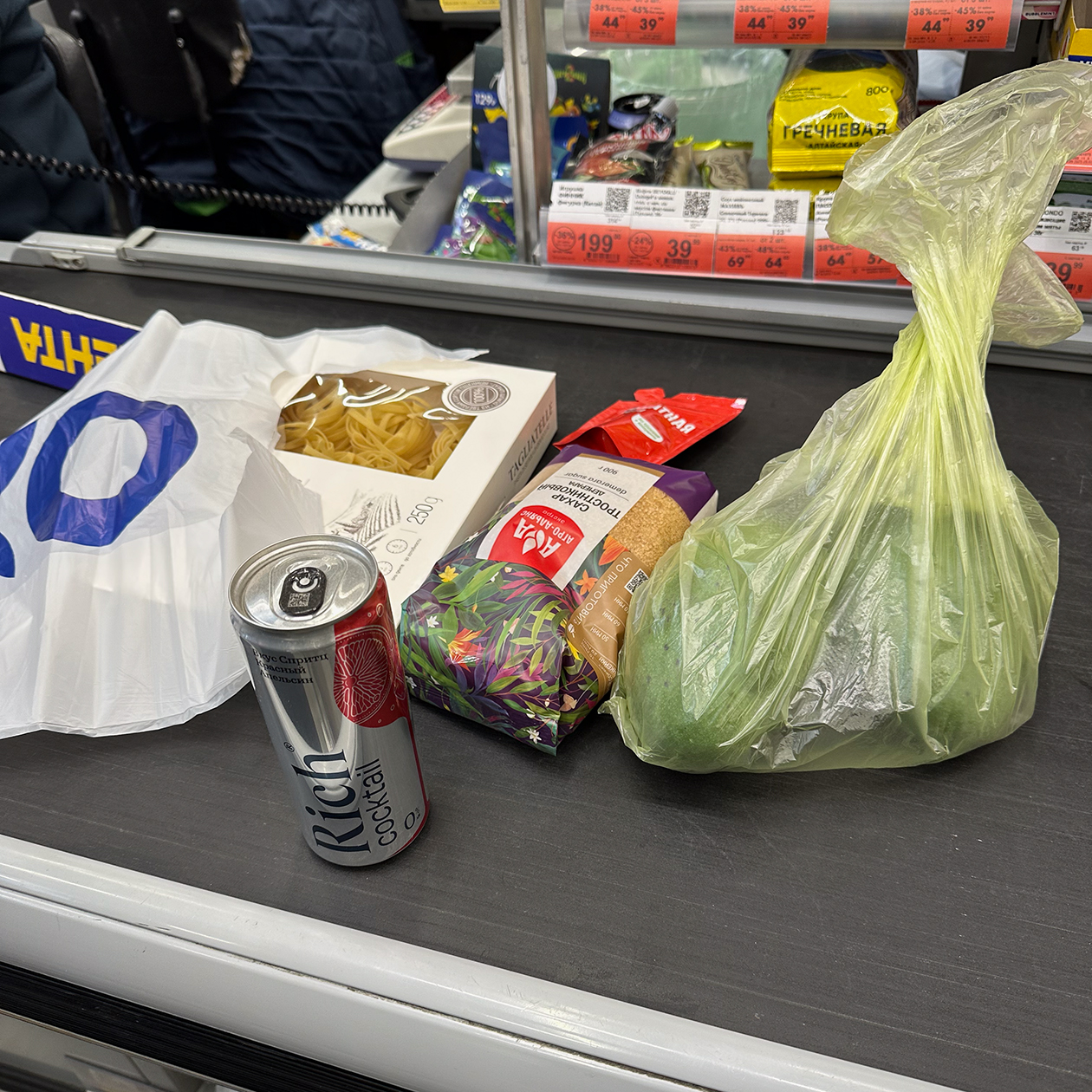 Купили с мамой продукты в «Ленте». Тоник не входит в обычную корзину, но иногда покупаю гадость — а он именно такой: очень химический цвет и вкус