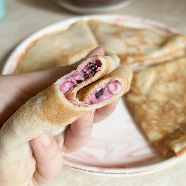 Сегодня на завтрак блинчики с творогом и жимолостью