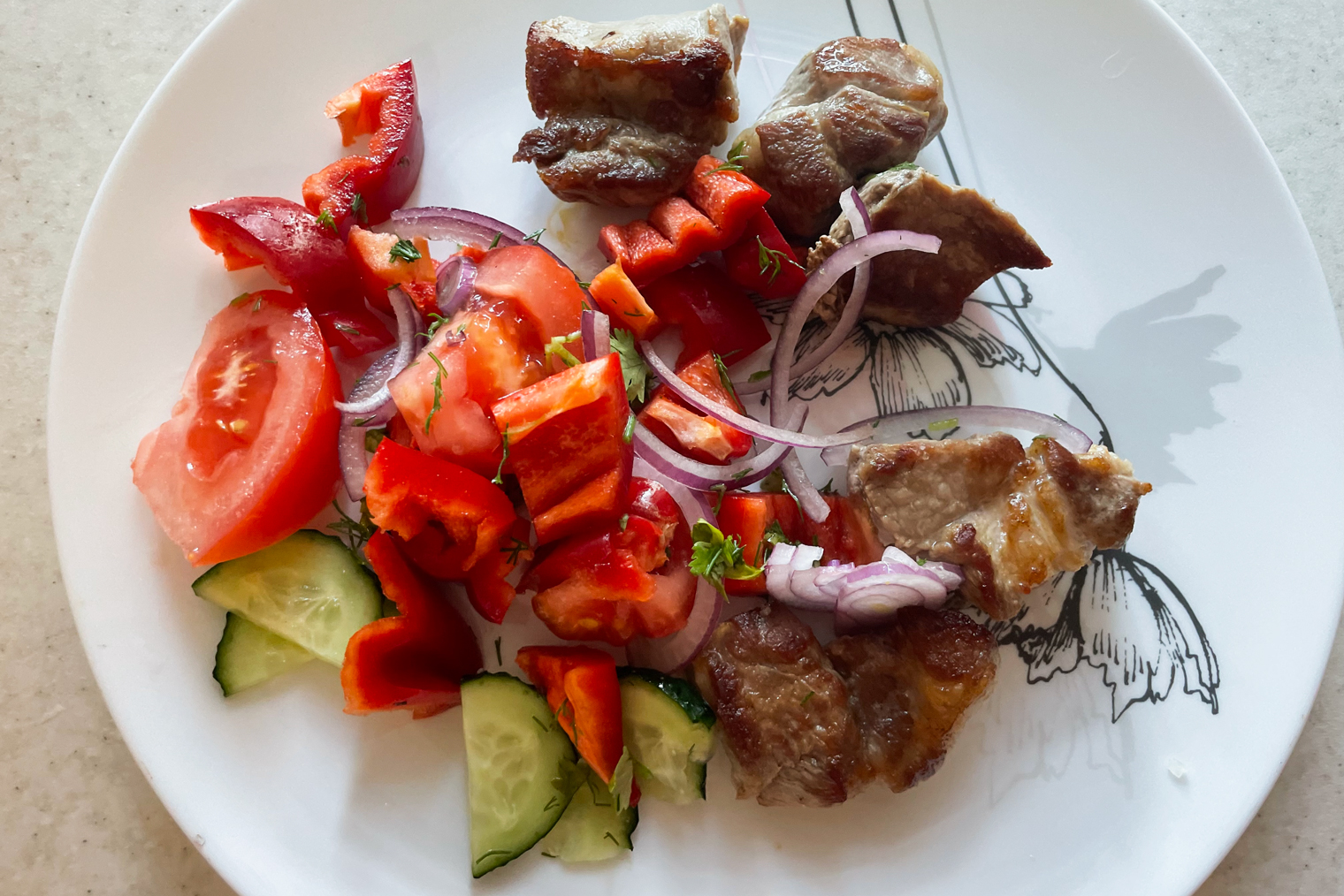 На ужин — мясо и салат