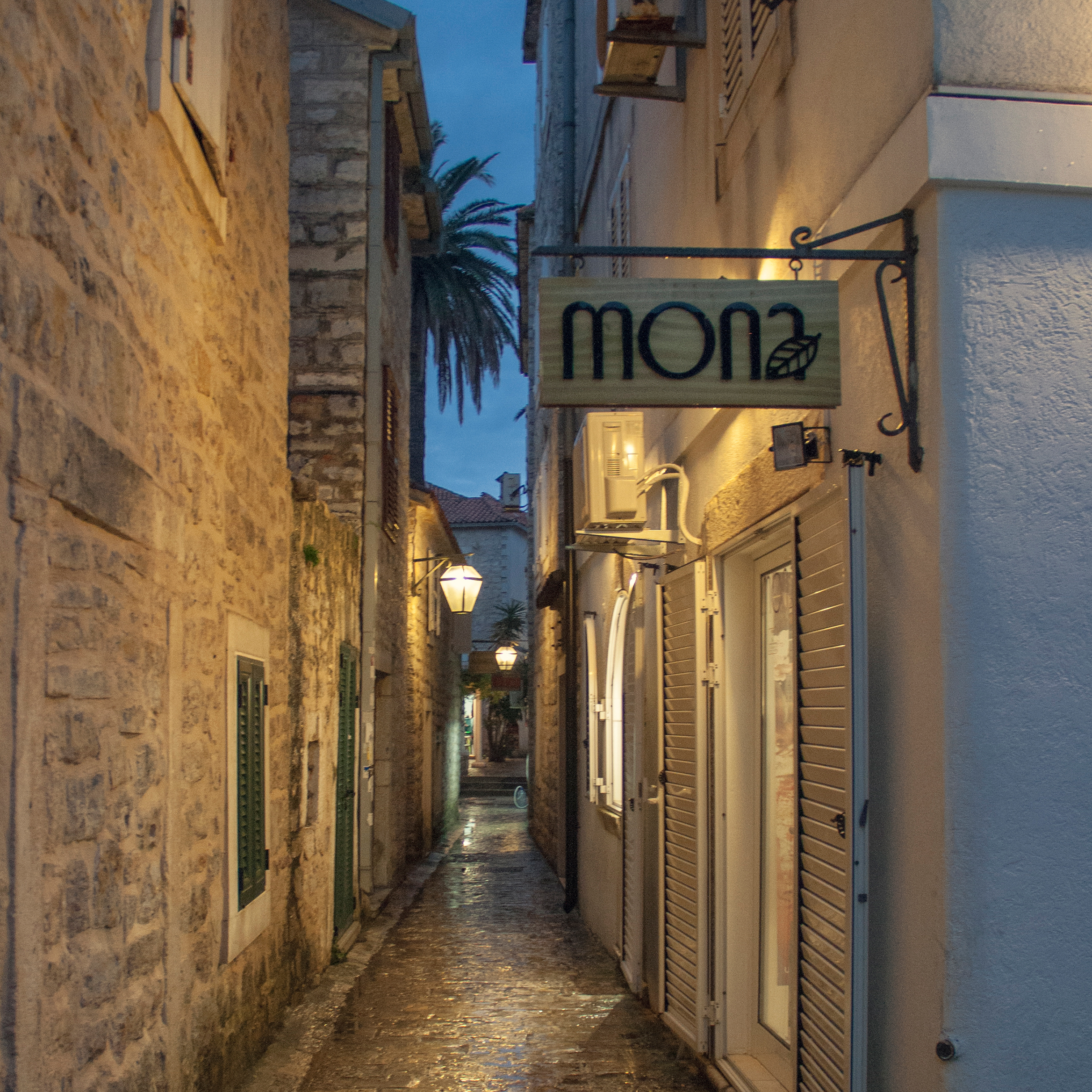 После заселения в отель я направилась в Старый город Будвы