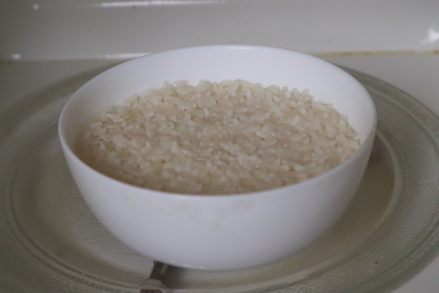 В микроволновке удобно готовить небольшой объем риса, например на одну порцию. Но нужно приноровиться к мощности конкретного прибора