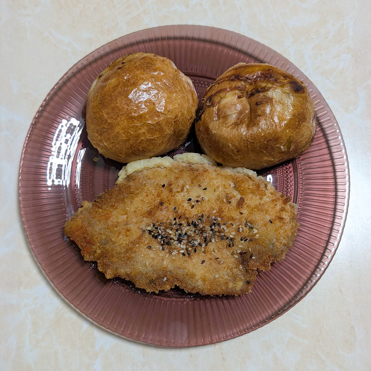 На ужин — вчерашний шницель и самса с картошкой. Было правильным решением заказать вчера еду заранее. Но шницель так себе, а вот самса божественна, как всегда