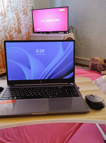 С ноутбуком рабочее место может быть где угодно, даже на кровати