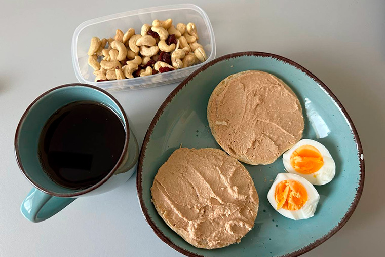 На завтрак — хлебцы с паштетом, вареное яйцо и черный чай с орешками