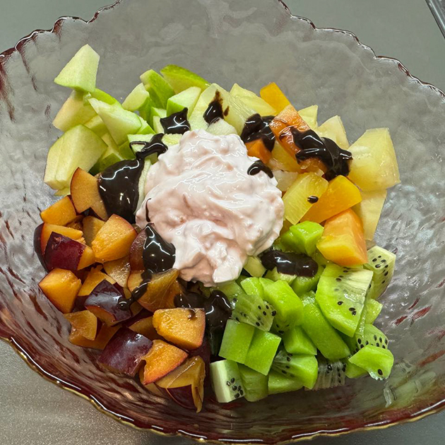 Фруктовый салат осилила наполовину