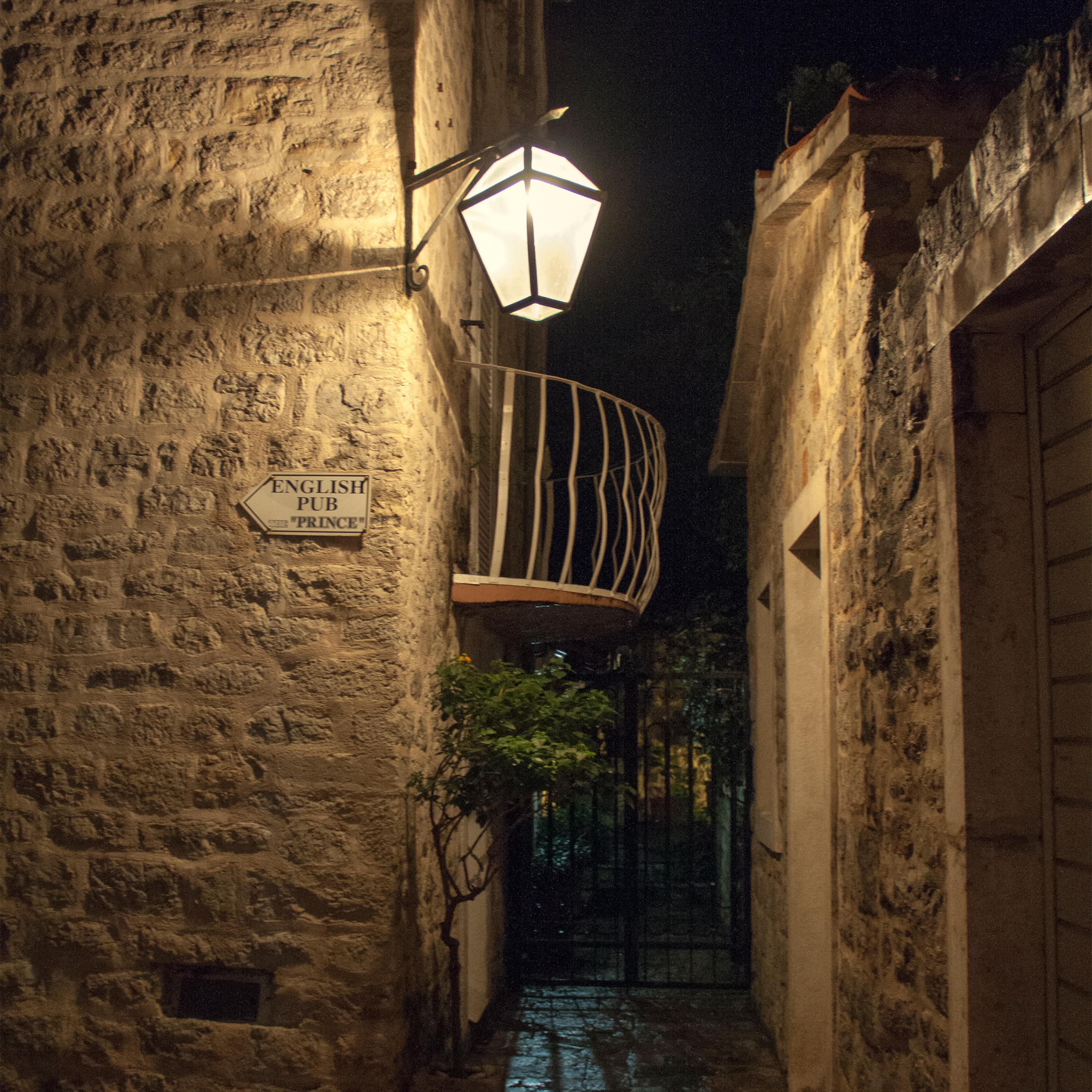 Когда стемнело, улочки были безлюдны, но очень фотогеничны