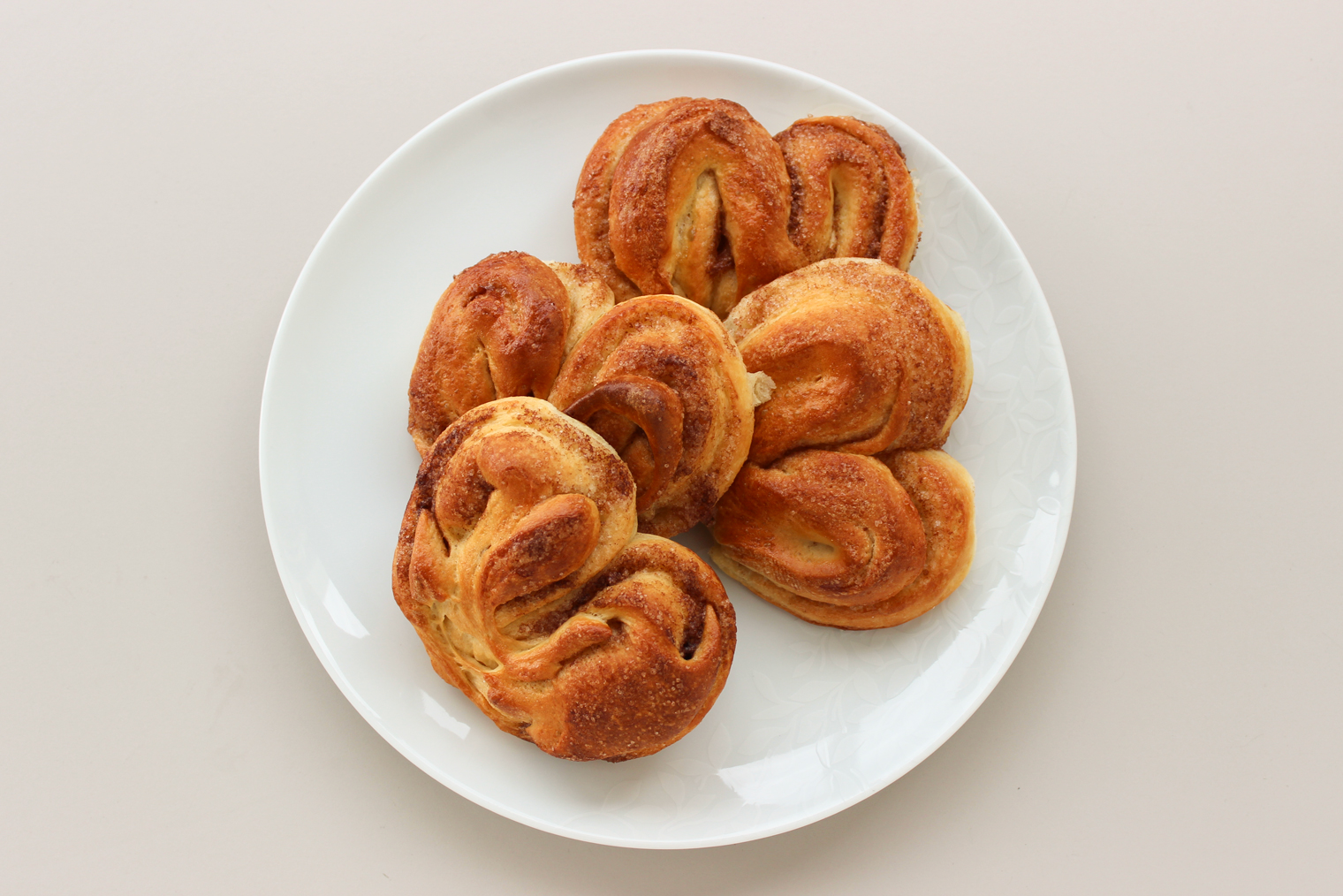 Готовые плюшки с сахаром