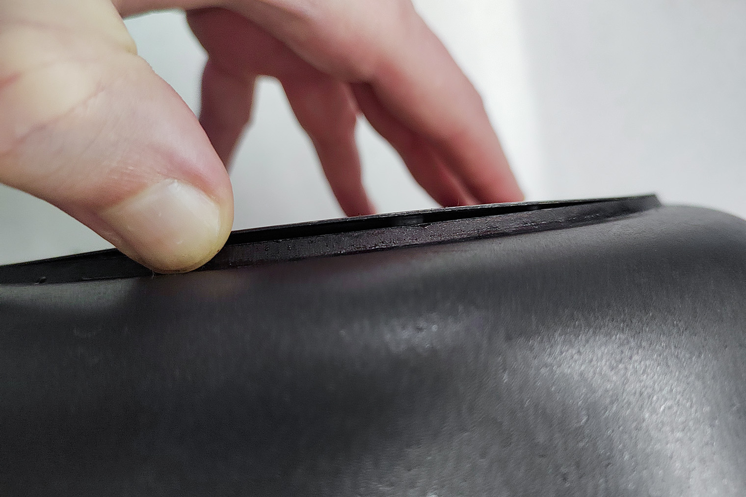 Случается, что у посуды для индукционной плиты отслаивается ферромагнитное дно. Тогда поверхность прогревается неравномерно и еда пригорает. С такой ситуацией столкнулась редактор Т⁠—⁠Ж. На фото — ее сковорода, причем далеко не самая дешевая. Вероятно, это был производственный брак. Но такое может случиться и с другой посудой, например сотейником. © Галина Назарова