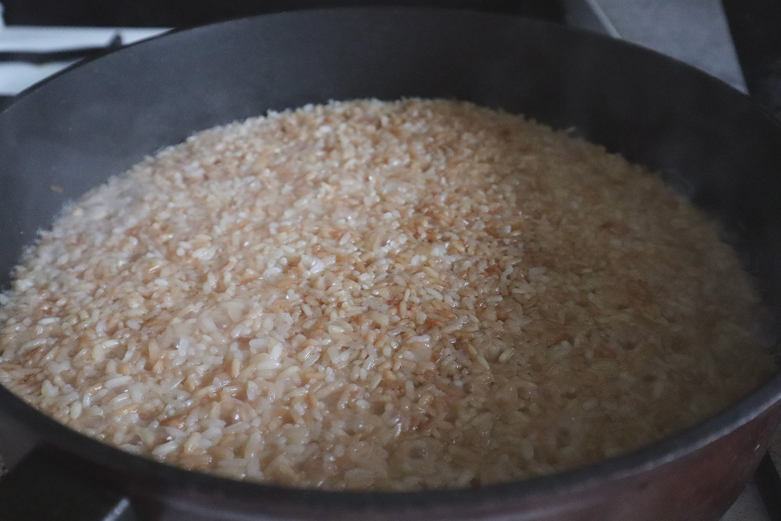 Рис на сковороде получается с необычным ореховым оттенком. Но времени на приготовление нужно больше