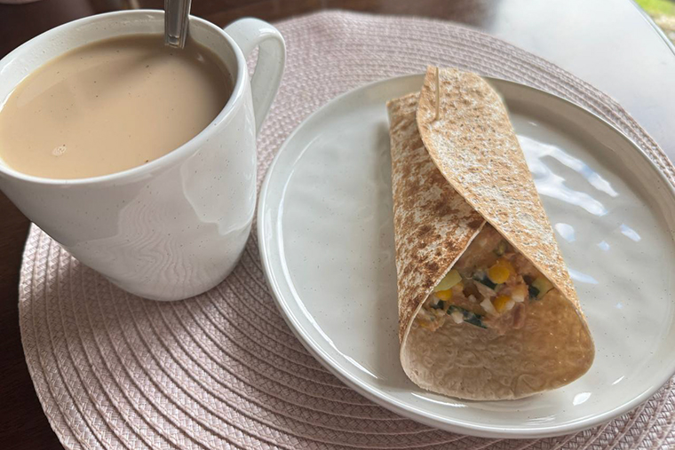 Завтракаю кофе и лавашом с начинкой, которую приготовила вчера