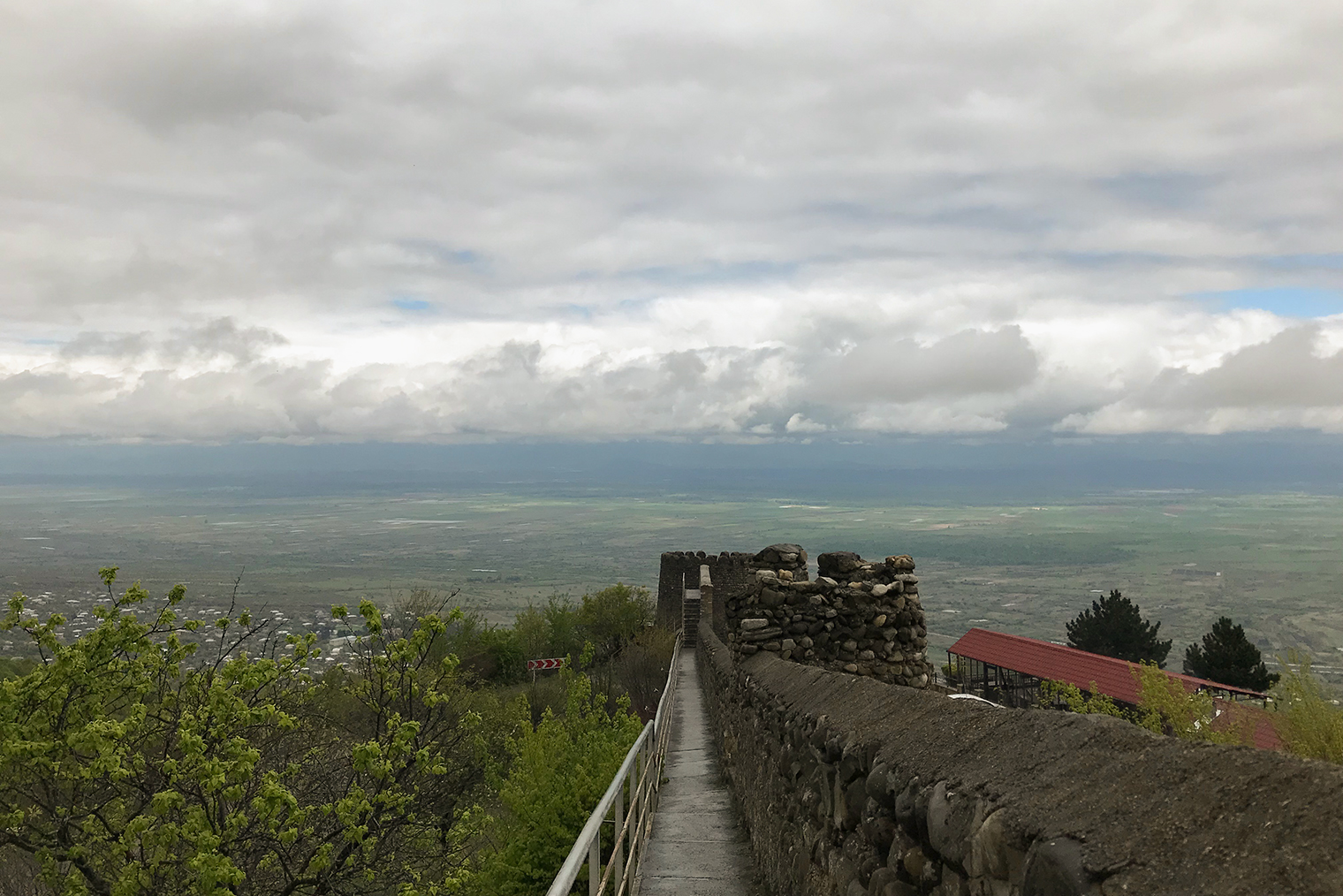 Еще в Сингнахи можно прогуляться по крепостной стене и полюбоваться видом на Алазанскую долину. Фотография: Александра Меньшикова