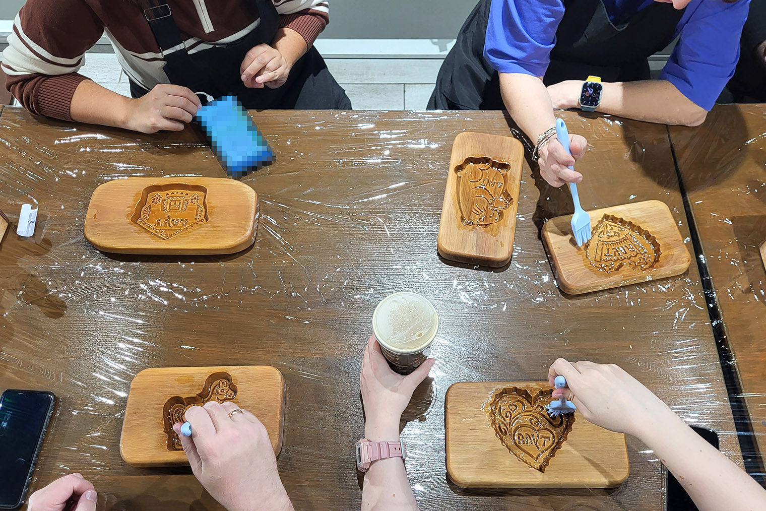 Форму смазывают маслом, чтобы пряник не прилипал