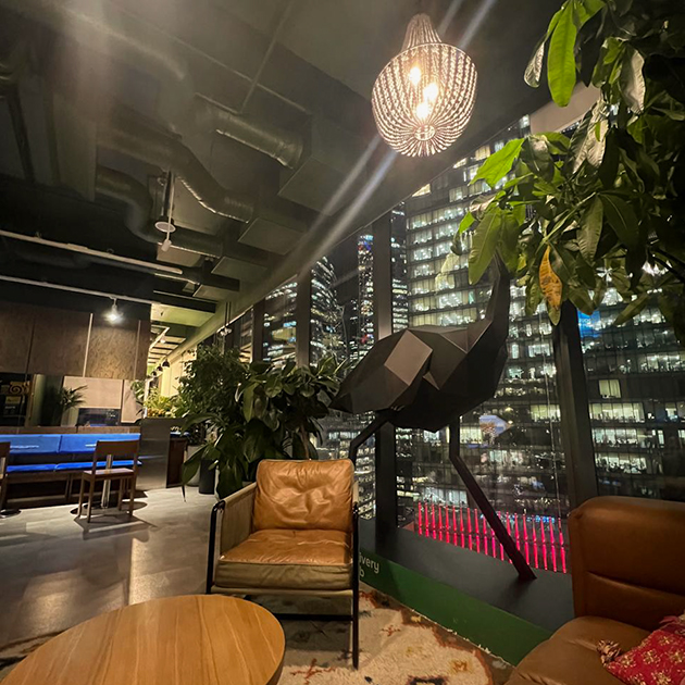 С таким вайбом можно посидеть вечером в офисе «Яндекса» в башне «Нева»