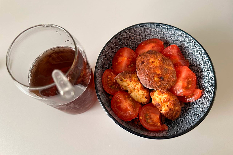 На ужин гречка с куриными котлетками, помидорки и холодный персиковый чай