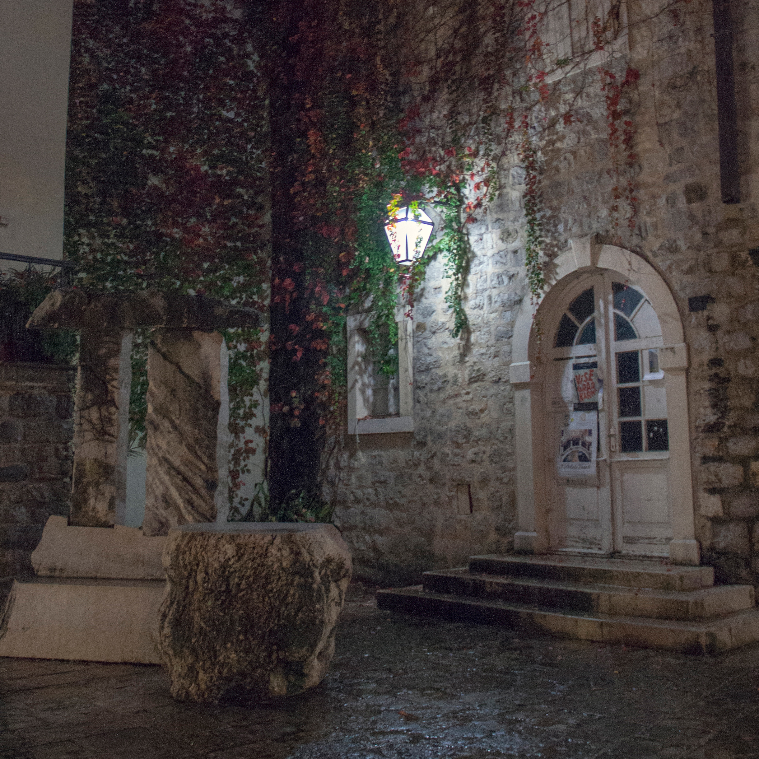 Фонари, вечерняя иллюминация и блеск отшлифованных ногами мощеных улочек превращали каждое фото в нечто волшебное